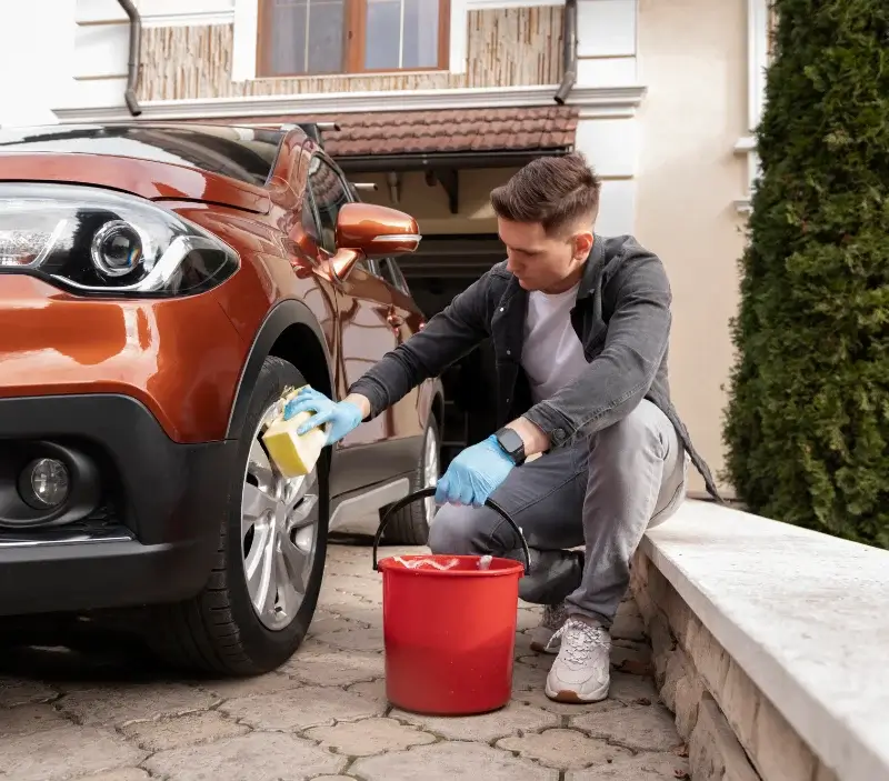 Lavage auto à domicile Vinassan : professionnel intervenant sur un véhicule